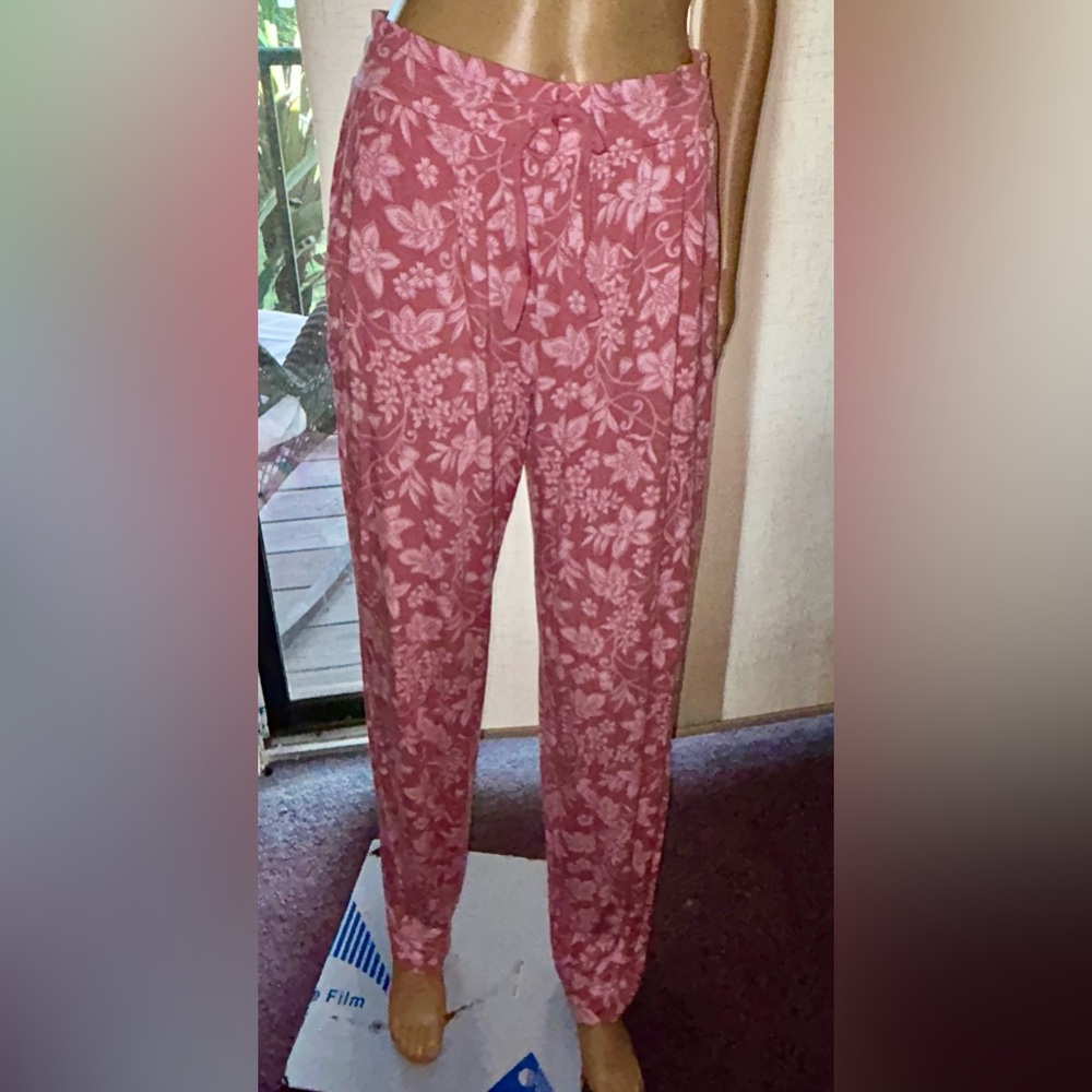 Liz Claiborne pink, floral, front tie, pajama pants. Sz MT